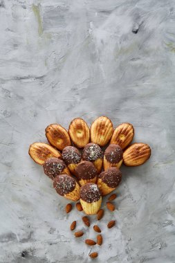 Beyaz arka plan, yakın çekim, seçici odak fan şeklinde düzenlenmiş lezzetli Badem Çerezler