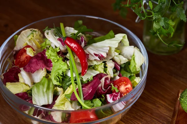 Salada de legumes frescos e vegetais maduros na tábua de corte sobre fundo de madeira, close-up, foco seletivo — Fotografia de Stock