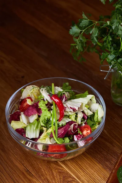 Salade de légumes frais et légumes mûrs sur planche à découper sur fond bois, gros plan, mise au point sélective — Photo