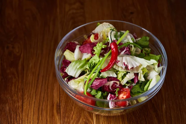 Salade de légumes frais et légumes mûrs sur planche à découper sur fond bois, gros plan, mise au point sélective — Photo