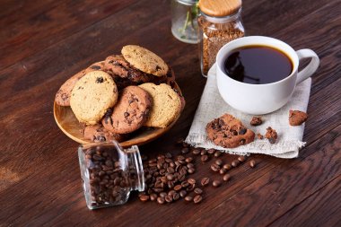 Kahve fincanı, kavanoz kahve çekirdekleri, Çerezler üzerinde rustik arka plan, seçici odak, yakın çekim, en iyi görünümü ile