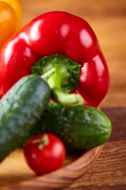 Ahşap masa, yakın çekim, seçici odak düz tabakta sebze bileşimi