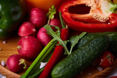 Bir vejetaryen salata beyaz dokulu arka plan, yakın çekim, seçici odak için sebzeli ahşap plaka