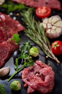 Sebzeler, otlar ve metal tepsi, yakın çekim, seçici odak spicies çiğ biftek düz lay