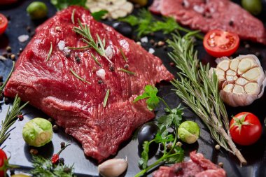 Sebzeler, otlar ve metal tepsi, yakın çekim, seçici odak spicies çiğ biftek düz lay