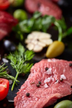 Sebzeler, otlar ve metal tepsi, yakın çekim, seçici odak spicies çiğ biftek düz lay
