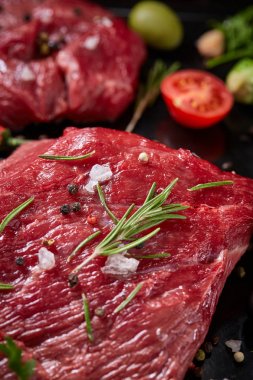 Sebzeler, otlar ve metal tepsi, yakın çekim, seçici odak spicies çiğ biftek düz lay