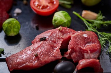 Sebzeler, otlar ve metal tepsi, yakın çekim, seçici odak spicies çiğ biftek düz lay