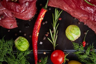 Sebzeler, otlar ve metal tepsi, yakın çekim, seçici odak spicies çiğ biftek düz lay