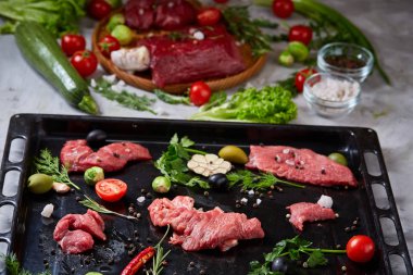 Natürmort ham sığır eti antika arka plan, üstten görünüm, seçici odak ahşap plaka üzerinde sebzeli