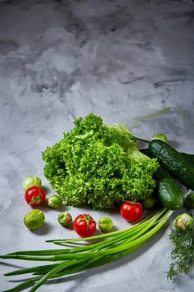 Légumes frais nature morte sur fond blanc texturé, gros plan, plat . — Photo