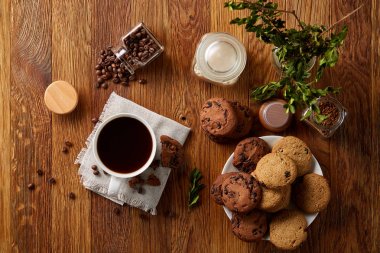 Kahve fincanı, kavanoz kahve çekirdekleri, Çerezler üzerinde rustik arka plan, seçici odak, yakın çekim, en iyi görünümü ile