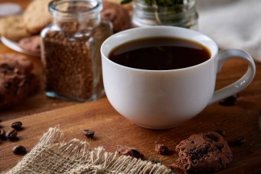 Sabah kahve beyaz fincan çikolata kurabiye kesme tahtası yakın çekim, seçici odak fişleri