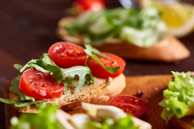 Kahvaltı sandviçle ev yapımı hamur, sebze ve taze yeşillik, sığ derinlik-in tarla