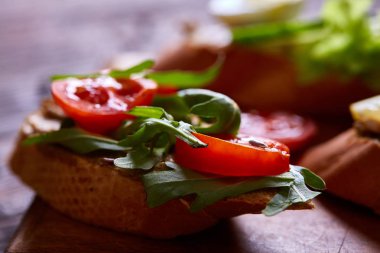 Kahvaltı sandviçle ev yapımı hamur, sebze ve taze yeşillik, sığ derinlik-in tarla