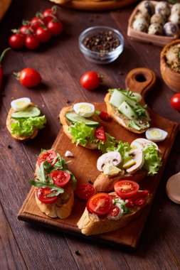 Kahvaltı natürmort sandviç, bıldırcın yumurtası, spicies ve taze meyve ve sebze, seçici odak ile