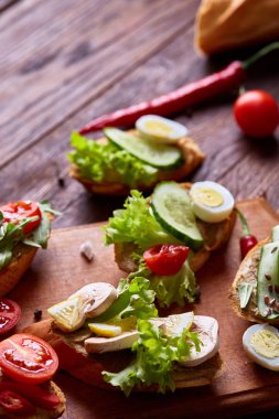 Kahvaltı sandviçle ev yapımı hamur, sebze ve taze yeşillik, sığ derinlik-in tarla