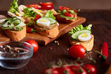 Kahvaltı natürmort sandviç, bıldırcın yumurtası, spicies ve taze meyve ve sebze, seçici odak ile