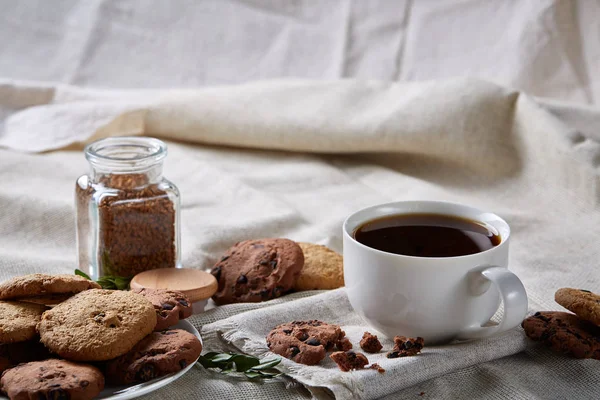 Fondo del desayuno con taza de café fresco, galletas de avena caseras, café molido — Foto de Stock