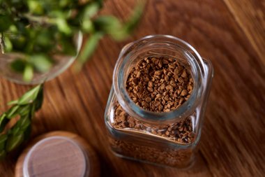 Hazır kahve düzenlenmiş woden tablo, üstten görünüm, yakın çekim, seçici odak açık kavanoz.