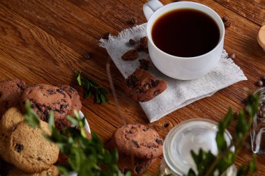 Kahve fincanı, kavanoz kahve çekirdekleri, Çerezler üzerinde rustik arka plan, seçici odak, yakın çekim, en iyi görünümü ile