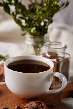 Kahve fincanı, kavanoz kahve çekirdekleri, Çerezler üzerinde rustik arka plan, seçici odak, yakın çekim, en iyi görünümü ile