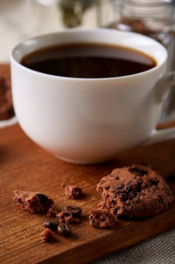 Kahve fincanı, kavanoz kahve çekirdekleri, Çerezler üzerinde rustik arka plan, seçici odak, yakın çekim, en iyi görünümü ile