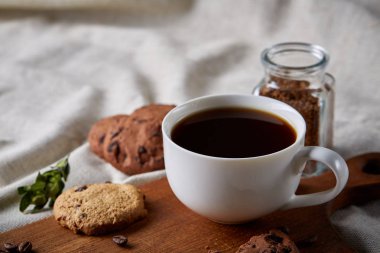 Kahve fincanı, kavanoz kahve çekirdekleri, Çerezler üzerinde rustik arka plan, seçici odak, yakın çekim, en iyi görünümü ile