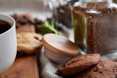 Hazır kahve düzenlenmiş woden tablo, üstten görünüm, yakın çekim, seçici odak açık kavanoz.