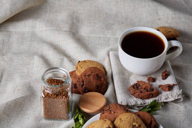 Sabah kahve beyaz fincan çikolata kurabiye kesme tahtası yakın çekim, seçici odak fişleri