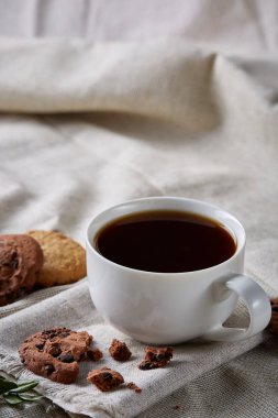 Sabah kahve beyaz fincan çikolata kurabiye kesme tahtası yakın çekim, seçici odak fişleri