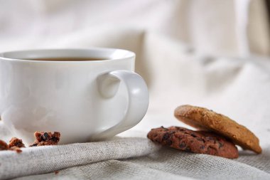 Sabah kahve beyaz fincan çikolata kurabiye kesme tahtası yakın çekim, seçici odak fişleri