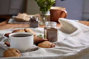 Sabah kahve beyaz fincan çikolata kurabiye kesme tahtası yakın çekim, seçici odak fişleri