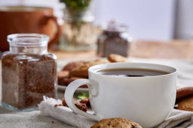 Sabah kahve beyaz fincan çikolata kurabiye kesme tahtası yakın çekim, seçici odak fişleri