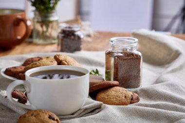 Sabah kahve beyaz fincan çikolata kurabiye kesme tahtası yakın çekim, seçici odak fişleri