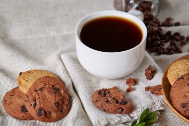 Sabah kahve beyaz fincan çikolata kurabiye kesme tahtası yakın çekim, seçici odak fişleri