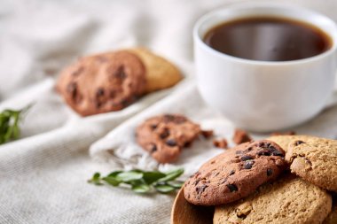 Sabah kahve beyaz fincan çikolata kurabiye kesme tahtası yakın çekim, seçici odak fişleri