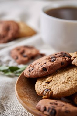 Sabah kahve beyaz fincan çikolata kurabiye kesme tahtası yakın çekim, seçici odak fişleri