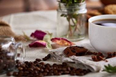 Taze kahve, ev yapımı yulaf ezmeli kurabiye, eziyet kahve bir fincan ile kahvaltı arka plan