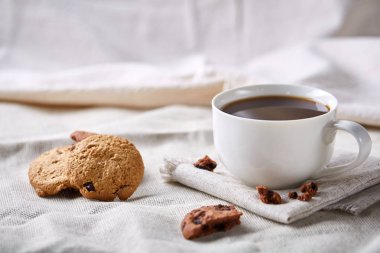 Taze kahve, ev yapımı yulaf ezmeli kurabiye, eziyet kahve bir fincan ile kahvaltı arka plan