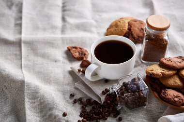 Taze kahve, ev yapımı yulaf ezmeli kurabiye, eziyet kahve bir fincan ile kahvaltı arka plan