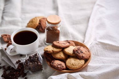 Taze kahve, ev yapımı yulaf ezmeli kurabiye, eziyet kahve bir fincan ile kahvaltı arka plan