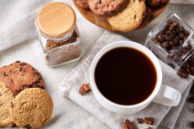 Taze kahve, ev yapımı yulaf ezmeli kurabiye, eziyet kahve bir fincan ile kahvaltı arka plan