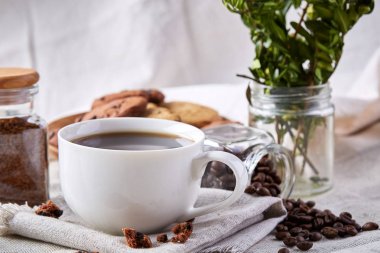 Taze kahve, ev yapımı yulaf ezmeli kurabiye, eziyet kahve bir fincan ile kahvaltı arka plan