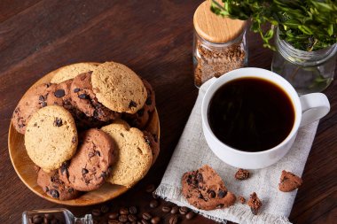 Çikolatalı kurabiye bir tabak yan görünüm saf masa örtüsü, seçici odak üzerinde beyaz bir plaka üzerinde