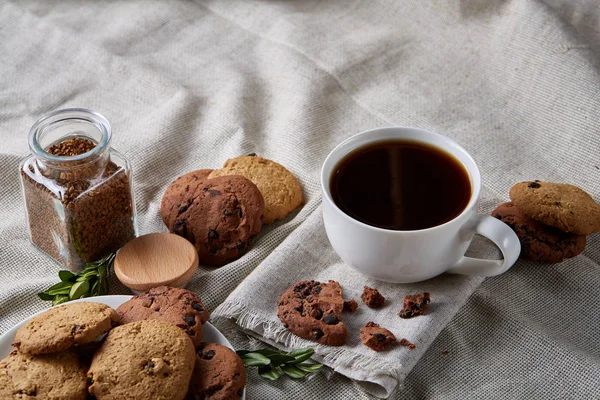 Sabah kahve beyaz fincan çikolata kurabiye kesme tahtası yakın çekim, seçici odak fişleri — Stok fotoğraf