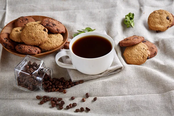 Morgenkaffee in weißer Tasse, Schokoladenkekse auf Schneidebrett Nahaufnahme, selektiver Fokus — Stockfoto