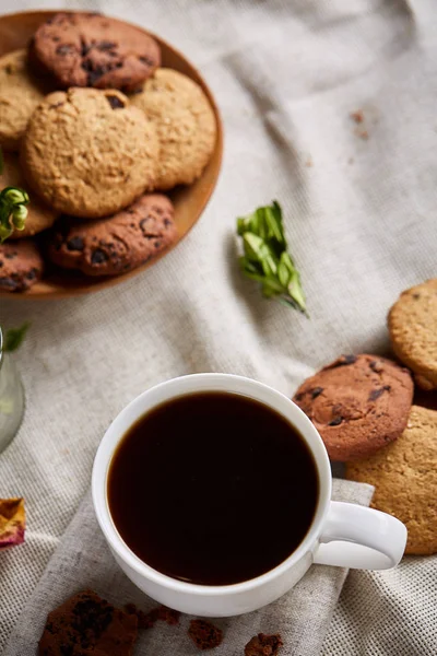 Taze kahve, ev yapımı yulaf ezmeli kurabiye, eziyet kahve bir fincan ile kahvaltı arka plan — Stok fotoğraf