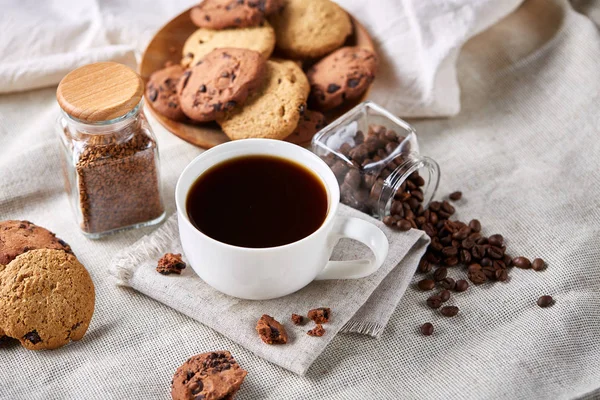 Фон для завтрака с кружкой свежего кофе, домашнее овсяное печенье, молоть кофе — стоковое фото
