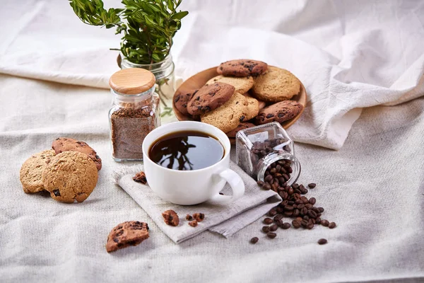 Fondo del desayuno con taza de café fresco, galletas de avena caseras, café molido — Foto de Stock